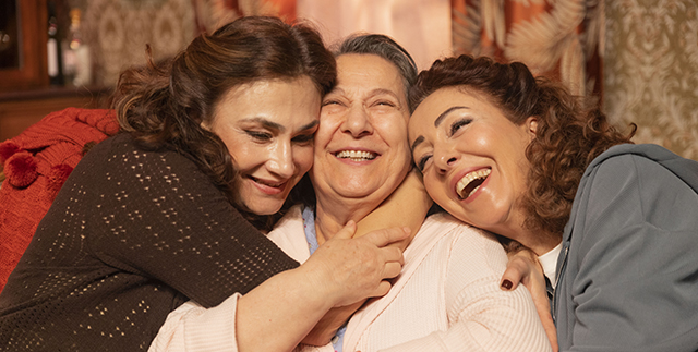 Bir Aile Provası: Yaşayın Gitsin... PRÖMİYERİ GERÇEKLEŞTİ!; AYAKTA ALKIŞLANDI!