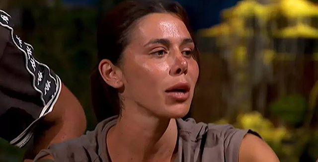 Nefise Karatay... İLETİŞİM ÖDÜLÜNDE SEVGİLİSİNDEN GELEN MEKTUPLA DELİYE DÖNDÜ; "BENİ ALTADIYOR"