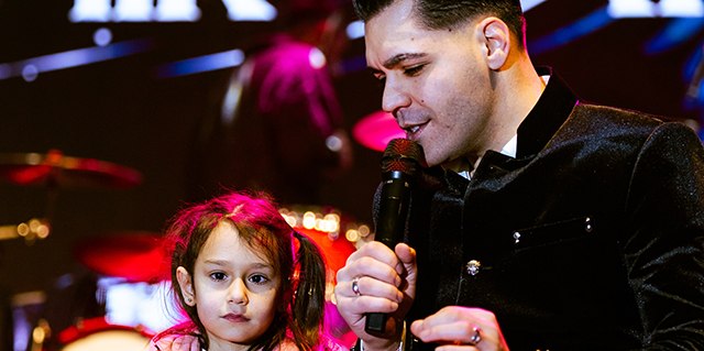 Emir Can İğrek... MİNİK HAYRANIYLA ŞARKI SÖYLEDİ, KALPLERİ ERİTTİ!