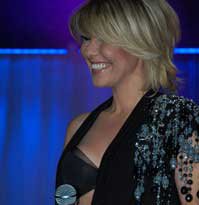 Gülben Ergen... ELBİSESİNİN AÇILAN YAKASINI ZOR TOPARLADI!