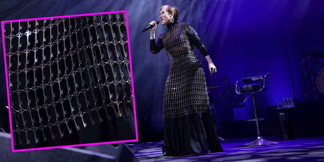 Zuhal Olcay… YÜZLERCE ANAHTARLA SAHNEYE ÇIKTI!..