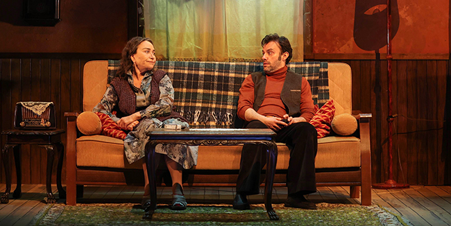 Demet Akbağ... ‘AYDINLIKEVLER’ OYUNU 4. YILINI KUTLUYOR!