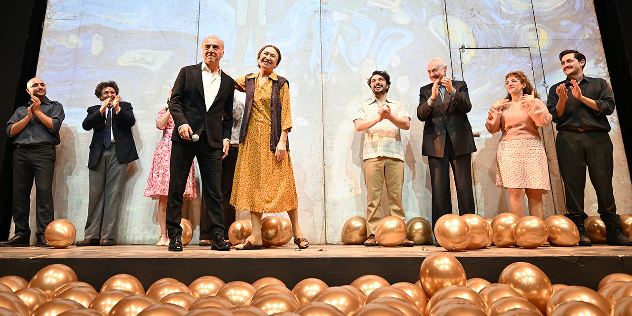 Aydınlıkevler… DEMET AKBAĞ VE YILMAZ ERDOĞAN SEYİRCİLERİ BİRLİKTE SELAMLADI!