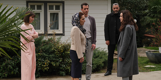 Kıskanmak... NUR, SENİHA’NIN SEVDİKLERİNİ HEDEF ALIR!