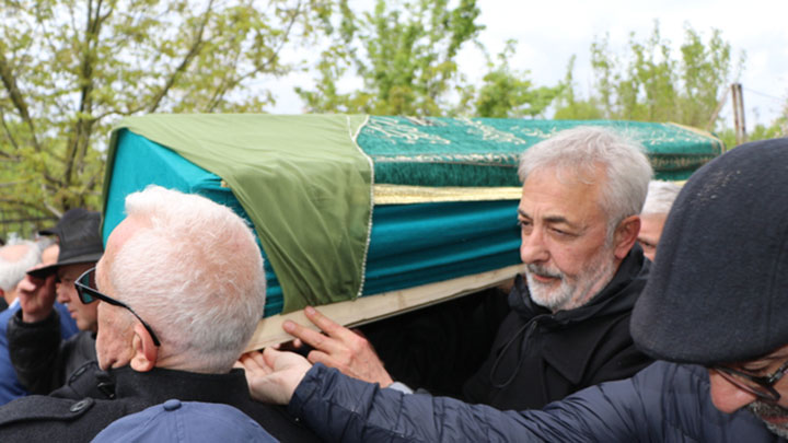 Mehmet Aslantuğ... ANNESİNİ SON YOLCULUĞUNA UĞURLADI
