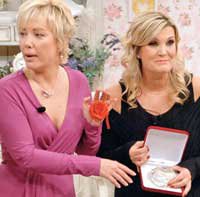 Derya Baykal... BERNA LAÇİN'E CANLI YAYIN HEDİYESİ GÖĞÜS SİLİKONU!