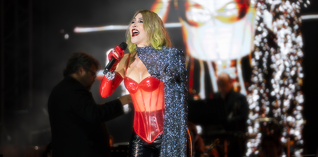 Hande Yener... NESİLLERİ BULUŞTURAN SEZEN ŞARKILARI İZMİR’DE!