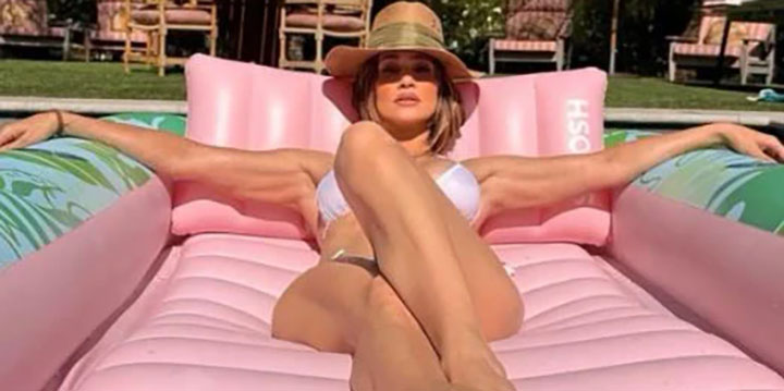 Jennifer Lopez... BEYAZ BİKİNİLİ TATİL POZLARI!