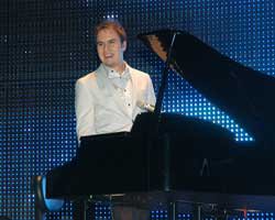 Mustafa Ceceli... ROMANTİK PRENS GENÇ KIZLARIN KALBİNİ FETHETTİ!