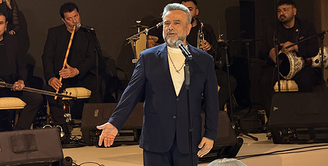 Bülent Serttaş... BAYRAM SAHNESİNDE YENİ ŞARKISINI 4 KERE SESLENDİRDİ!