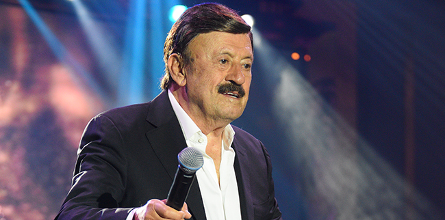 Selami Şahin... HOLOGRAM İLE ZEKİ MÜREN'İ SAHNESİNE ALDI!