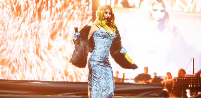 Hande Yener... TRİBÜNLERİ SAHNEYE ÇEVİRDİ!