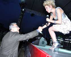 Burcu Güneş... BAŞKENTİ BÜYÜLEDİ!