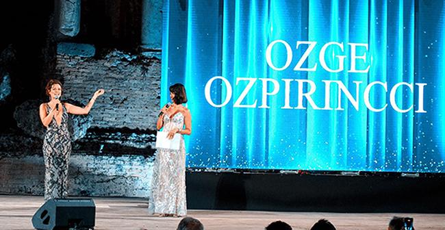 Özge Özpirinçci... İTALYA'DA ULUSLARARASI ÖDÜL!