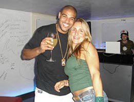 özel haber.../Brezilya'lı Adriano...JOANA İÇİN PLAYBOY'A KAFA TUTTU!...