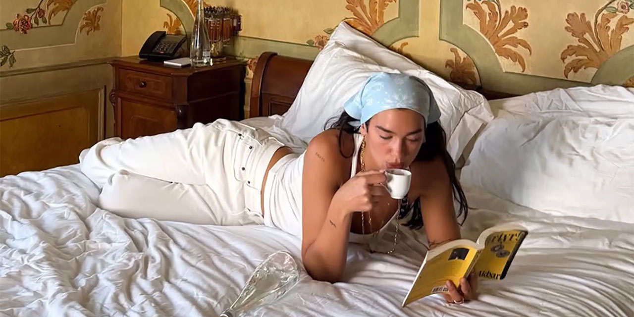 Dua Lipa... YASAKLI KİTAPLAR KÜTÜPHANESİ AÇTI!