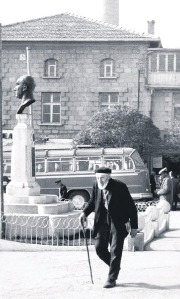 0x0-samsak-dovecinin-bestecisi-bakin-kim-cikti-duyanlar-cok-sasiriyor-1650690853919.jpeg