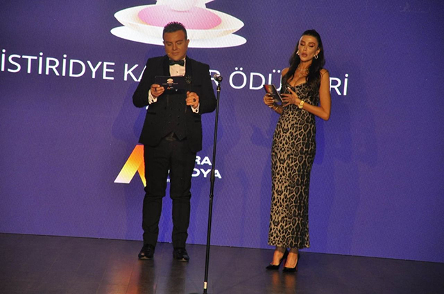 istiridye-odulleri-gokaykalaycioglu-ozgeulusoy.jpg