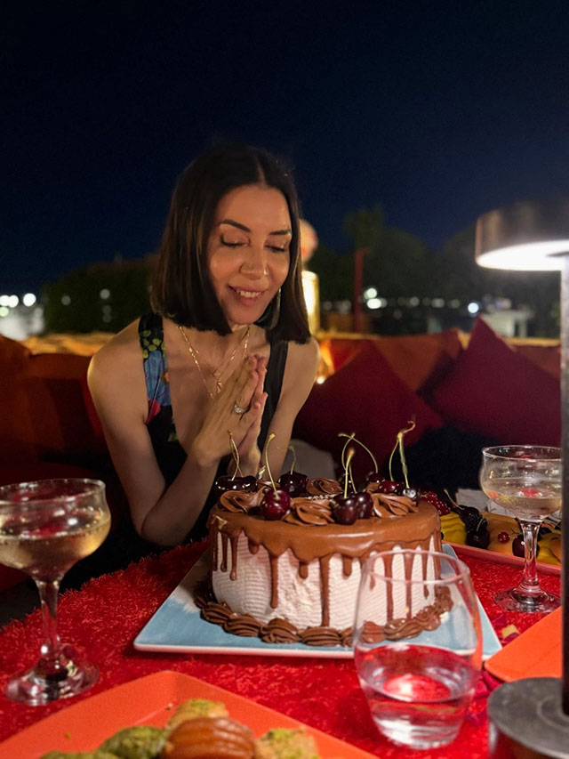 12-yas-kucuk-sevgilisiyle-misira-gitti-ahu-yagtuya-romantik-dogum-gunu-surpriz.jpg