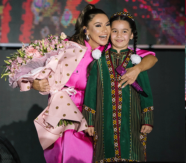 hadise-turkmenistan.gif