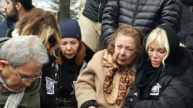 ayseersayin_cenaze_ajda_mezarlik.jpg ayseersayin_cenaze_ajda_mezarlik.jpg