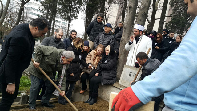 ayseersayin_cenaze_ajda_mezarlik1.jpg ayseersayin_cenaze_ajda_mezarlik1.jpg