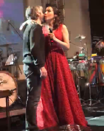 burcugunes_sahne_opusme.jpg burcugunes_sahne_opusme.jpg