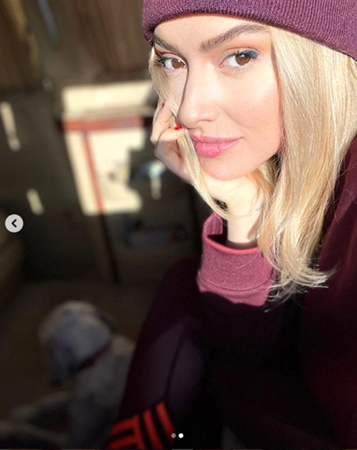 hadise_kopek-001.jpg hadise_kopek-001.jpg