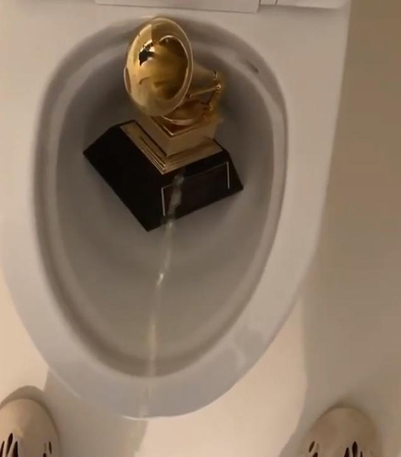 kanyewest_grammy_tuvalet.jpg