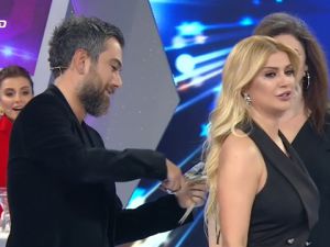 Hakan Akkaya... SONGÜL KARLI'NIN SAÇLARINI ACIMADAN KESTİ!