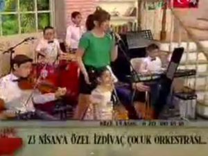Hande Ataizi 23 Nisan - ÇOCUK ORKESTRASI