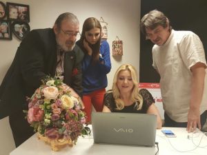 Zahide Yetiş… FACEBOOK’TA KRALİÇELİĞİNİ İLAN ETTİ!...