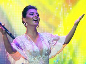 EBRU GÜNDEŞ; DAVUL ŞOV İLE AKDENİZ'İ GÜMLETTİ!