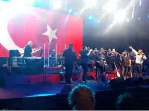 Volkan Konak Konser Harbiye 2015 kONSERİNDE NE BAYRAĞI UNUTTU, NE DE ATATÜRK'Ü!